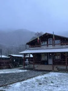 Cabană la poalele munților cu ciubăr - Jieţ