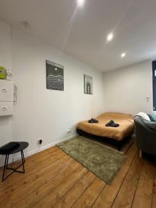 Appartements IMMEUBLE ST-PIERRE - GARE 10min - HORTILLONNAGES 5min - WIFI - TV HD : Studio Supérieur