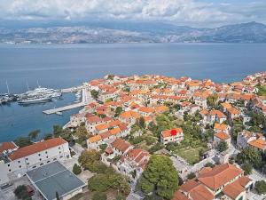 Apartments by the sea Postira, Brac - 22205