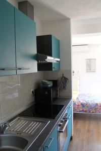 Apartments by the sea Postira, Brac - 22205