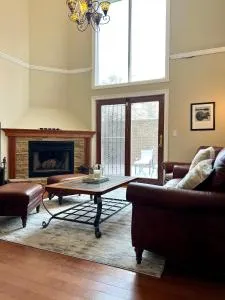 4 Bedroom Home in Best Location Parking Fireplace Back Yard Pets Welcome - Чикаго