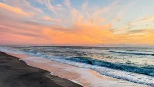 Miles of Private Beach-4BR Beach Access Cottage with SUPs Kyaks-Pets Ok - Woodmere