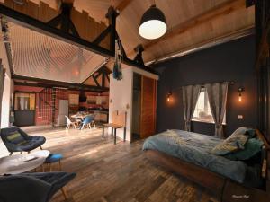 Maisons de vacances Loft industriel avec Spa, Sauna et Hammam en Touraine – Jardin clos et equipements haut de gamme - FR-1-381-559 : photos des chambres