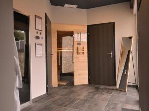Maisons de vacances Loft industriel avec Spa, Sauna et Hammam en Touraine – Jardin clos et equipements haut de gamme - FR-1-381-559 : photos des chambres