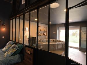 Maisons de vacances Loft industriel avec Spa, Sauna et Hammam en Touraine – Jardin clos et equipements haut de gamme - FR-1-381-559 : photos des chambres