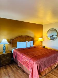King Room room in Franciscan Inn Motel