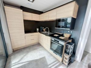 Chalets Chalet elegant a Jullouville : plage, terrasse, piscine chauffee, 4 couchages - FR-1-361-534 : photos des chambres