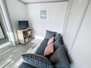 Chalets Chalet elegant a Jullouville : plage, terrasse, piscine chauffee, 4 couchages - FR-1-361-534 : photos des chambres