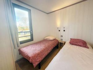 Chalets Chalet elegant a Jullouville : plage, terrasse, piscine chauffee, 4 couchages - FR-1-361-534 : photos des chambres