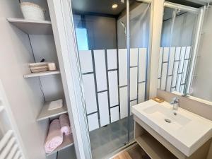 Chalets Chalet elegant a Jullouville : plage, terrasse, piscine chauffee, 4 couchages - FR-1-361-534 : photos des chambres