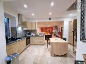 Charmante maison mitoyenne avec jardin, proche forêt, animaux admis, parking & WiFi - FR-1-510-203