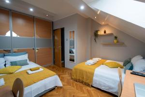 Spacious duplex for up to 6ppl with free parking NEW