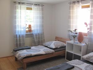 #6 Komfortables sonniges Gästezimmer mit 2 Betten, Gemeinschaftsbad, W-Lan frei, Airport nah