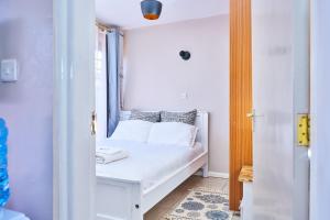 A beautiful one bedroom with a rooftop pool