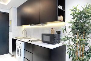 Earthy & Sharp - Studio with Lake View - JLT