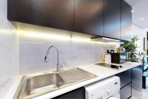 Earthy & Sharp - Studio with Lake View - JLT