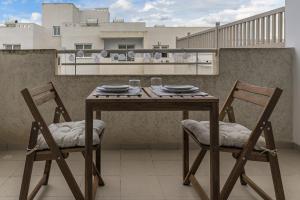 Creative 1br Pool view Apt with covered parking