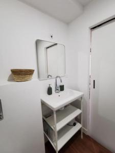 Appartements Charbon studio climatise parking terrasse : Appartement 1 Chambre