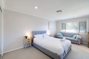 Spacious House with Pool - 5 min walk to Lake