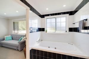 Spacious House with Pool - 5 min walk to Lake