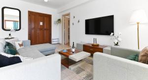 Beautiful Ground Floor Apartment BC02 - Lelantos, Theseus Village