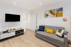 Luxurious 2 BR - Apartment - Sleeps 6