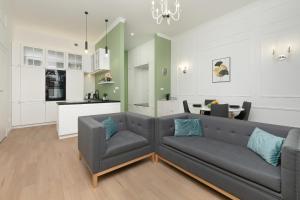 Sage Green Apartment Piotrkowska in Łódź by Noclegi Renters