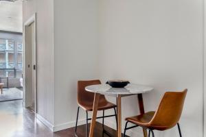 Blueground S Lake nr tech bars dining SEA-712