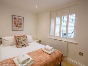 Central seaside home with free parking