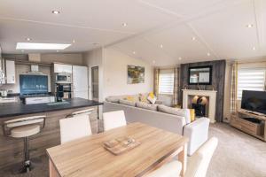 The Waterhole Lodge with Hot Tub