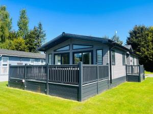 The Waterhole Lodge with Hot Tub