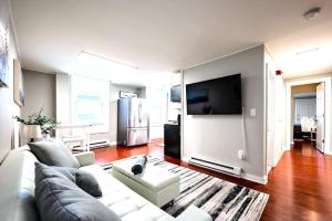 Redwood loft at Park Place King bed walk in closet fast WIFI and free coffee