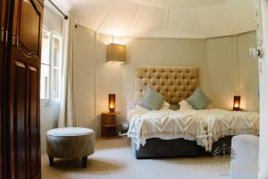 Pleasant Places By Sanaandi