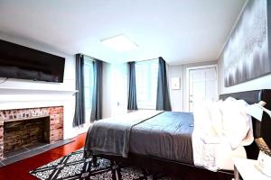 Redwood loft at Park Place King bed walk in closet fast WIFI and free coffee