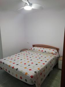 casa de tres habitaciones con parking bajo la casa