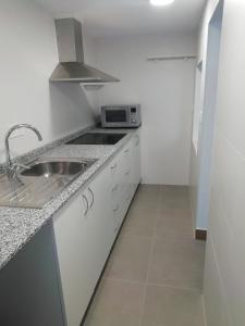 casa de tres habitaciones con parking bajo la casa