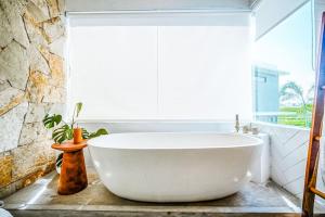 Villa Nyanyi Satu - 2BR Villa Stunning Lush View 5 mins to Beach