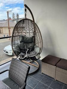 Moana Seaside Retreat - 2 Bedroom, spa , living area & pet friendly