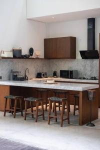 Villa Talisman - Stylish Canggu with Rooftop Villa 5 mins to Beach