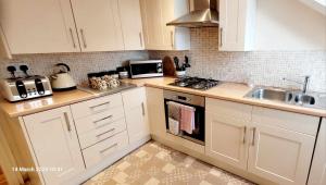 Apartment 4 - striking, 2 bedroom luxury apartment - close to town, mainline rail & theatre