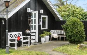 2 Bedroom Nice Home In Juelsminde