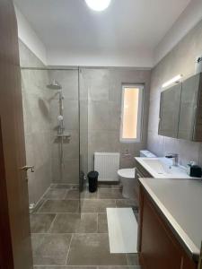 Glyfada 3 Bed: Modern & Cozy