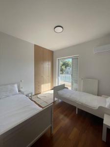 Glyfada 3 Bed: Modern & Cozy