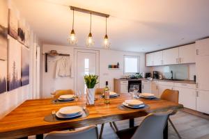 Ferienhaus Waldgeflüster 70 QM I überdachte Terrasse I 2 Schlafzimmer I Strandnah