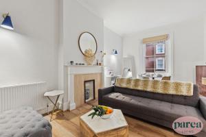Parea Living - South Kensington, Elegant 1-Bedroom Flat, WFH Desk