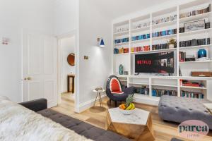 Parea Living - South Kensington, Elegant 1-Bedroom Flat, WFH Desk