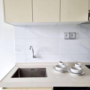 Apt Sky House BSD Studio with Pool & Wi-Fi by Damaresa