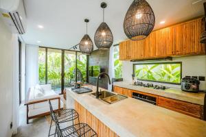 Tiny Villa Nyanyi - 2 BR Architectural Villa 4 mins to Beach