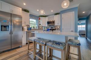 Perfect Beach Getaway with Bay Views & Boat Dock & Trailer Parking