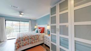 Perfect Beach Getaway with Bay Views & Boat Dock & Trailer Parking